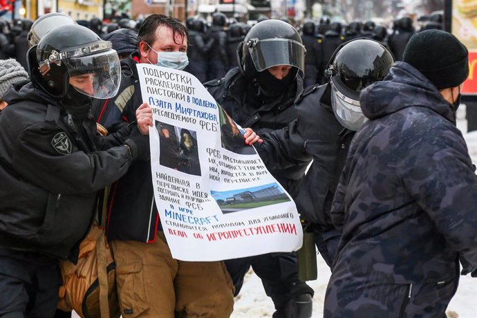 Archivo - Detención de un manifestante durante las protestas en favor de Alexei Navalni en enero