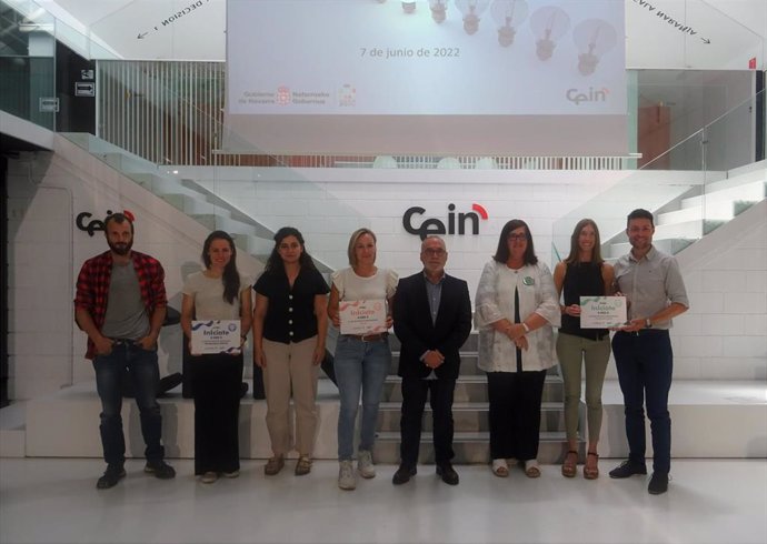 El consejero Cigudosa junto a los galardonados en los Premios InÍciate