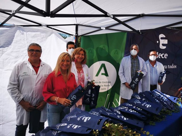 Reparto de plantones en el Hospital San Agustín.