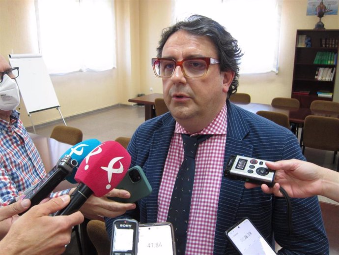 El vicepresidente segundo y consejero de Sanidad y Servicios Sociales, José María Vergeles, en declaraciones a los medios en Badajoz