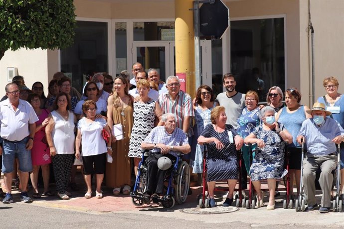 Los candidatos de Por Andalucía con vecinos de Ochavillo del Río.