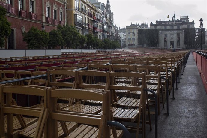 Archivo - Sillas en el centro de Sevilla para su colocación por la Semana Santa