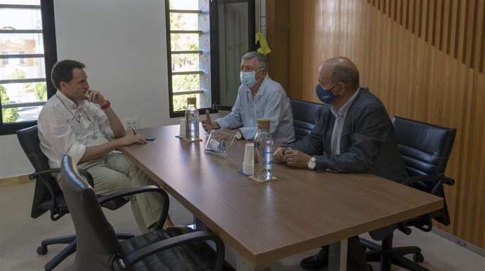 Encuentro mantenido entre la comisión de la plataforma del túnel de San Silvestre y el director gerente de Aguas de Huelva, Pedro Peña,