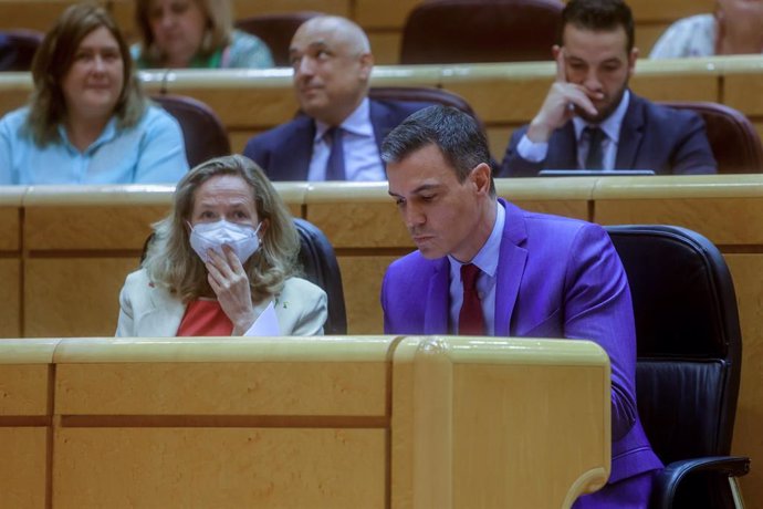 El presidente del Gobierno, Pedro Sánchez, y la vicepresidenta primera del Gobierno y ministra de Asuntos Económicos y Transformación Digital, Nadia Calviño, en una sesión plenaria en el Senado, a 7 de junio de 2022, en Madrid (España).