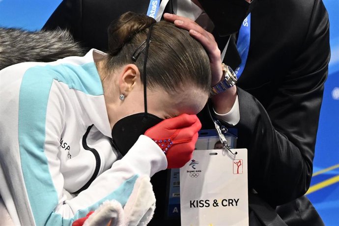Archivo - La patinadora rusa Kamila Valieva llora desconsolada tras quedarse fuera del podio en los Juegos Olímpicos de Pekín 2022