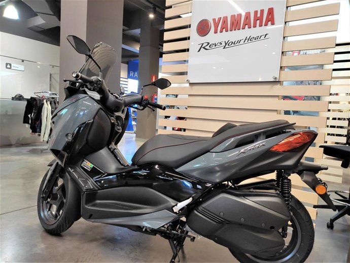 Motocicleta expuesta en un concesionario