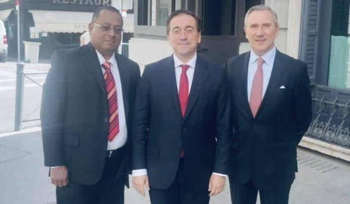 El ministro de Asuntos Exteriores, José Manuel Albares, con los diputados venezolanos Oscar Ronderos y Pedro José Rojas
