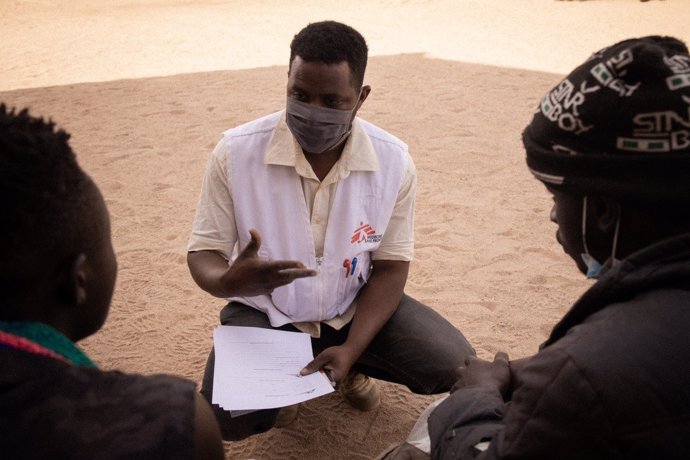 Archivo - Issuf, mediador cultural de MSF, está a cargo de la identificación de los guetos y maison close (casas de prostitución) para conocer a los inmigrantes que pasan por Agadez y explicar las actividades de MSF
