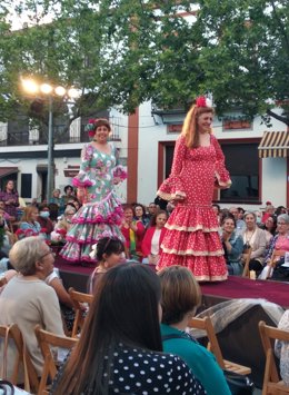 El Desfile de Traje de Flamenca de Jabugo (Huelva) organizado por la asociación de mujeres La Bellota, ha celebrado su duodécima edición.