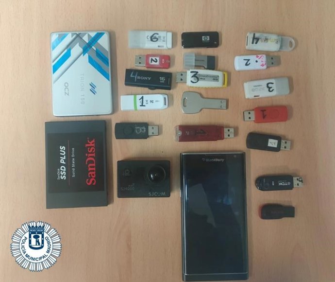 Detenido un hombre que grababa partes íntimas de mujeres con una cámara camuflada en su mochila