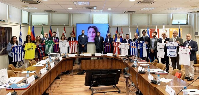 Foto de familia de la primera Asamblea General de la Liga Profesional de Fútbol Femenino