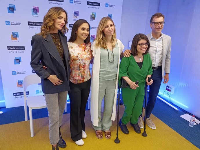 La actriz y dramaturga María Hervás, la física Eleonora Viezzer, la ingeniera Elisenda Bou-Balust y la psicóloga Claudia Tecglen, junto al dtor.Salvador Tasqué