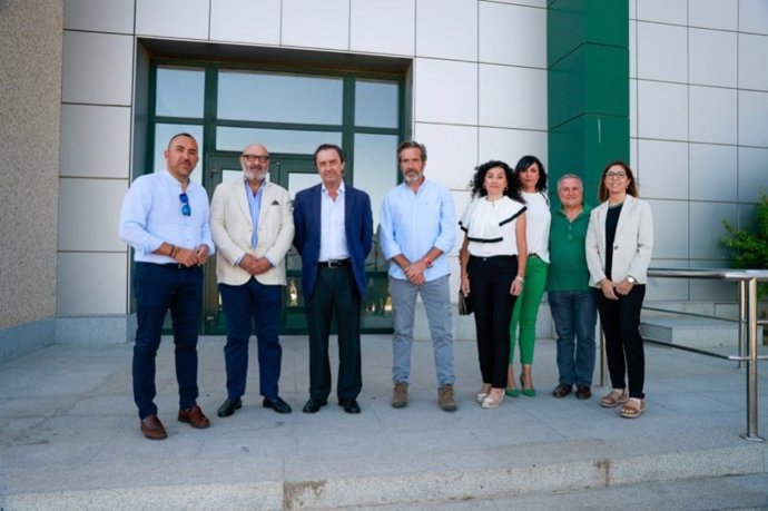 Alejandro Hernández (segundo por la izquierda) en la visita a la cooperativa ganadera del Valle de los Pedroches (Covap).