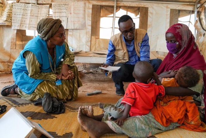 El 24 de mayo de 2022, Rania Dagash, directora regional adjunta de UNICEF para África Oriental y Meridional, (izquierda) se reúne con la madre Ismayel y sus mellizos (Libaan Osman Derow y Salman Osman Derow) en el centro de salud integrado de Dollow, So