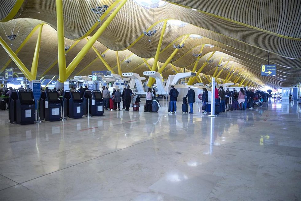 Archivo - Varias personas hacen cola en el aeropuerto Adolfo Suárez, Madrid-Barajas