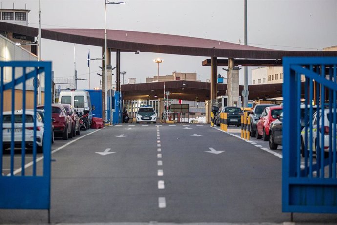 Un vehículo de la Guardia Civil en la frontera entre Melilla y Marruecos el día en que se han abierto las fronteras para trabajadores transfronterizos de Marruecos