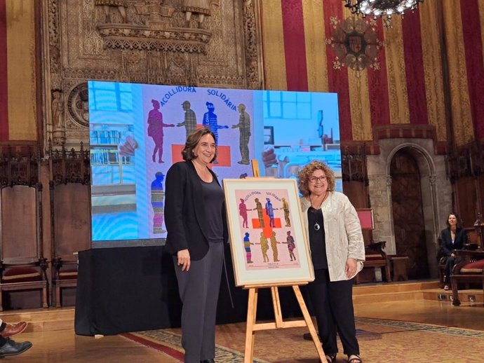 La alcaldesa de Barcelona, Ada Colau, y la presidenta local de la Creu Roja en Barcelona,  Merc Torres, durante la entregaeste martes de la serigrafía por el 150 aniersario de la organización en la ciudad.
