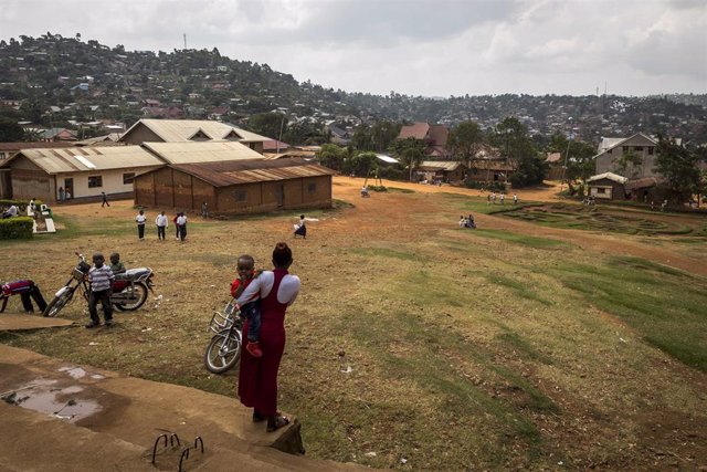 Archivo - Un grupo de personas en la ciudad de Beni, situada en la provincia de Kivu Norte, en el este de República Democrática del Congo (RDC)