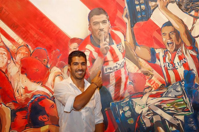 Luis Suárez junto al mural del museo del Atlético de Madrid en el Estadio Metropolitano
