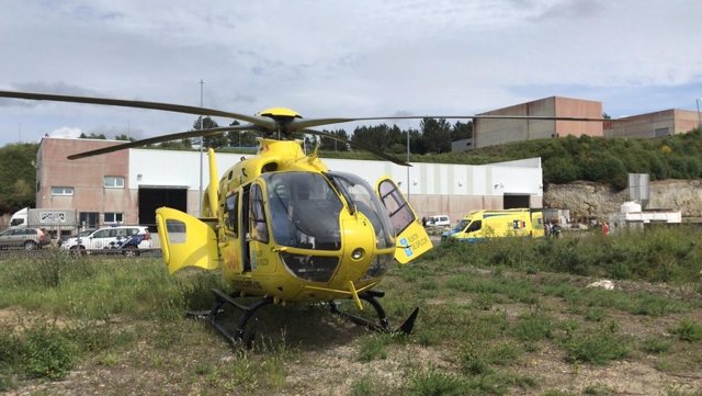 Helicóptero medicalizado en un accidente laboral en As Pontes