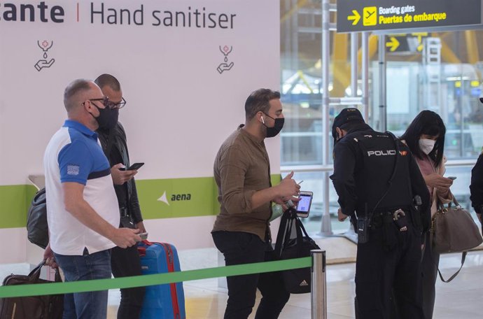 Archivo - Agentes de policía nacional realizan controles a los pasajeros de la T4 del Aeropuerto Adolfo Suárez Madrid-Barajas