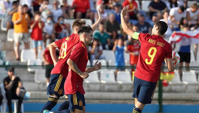 Los jugadores de la Sub-21 celebra uno de sus goles de su partido ante Malta