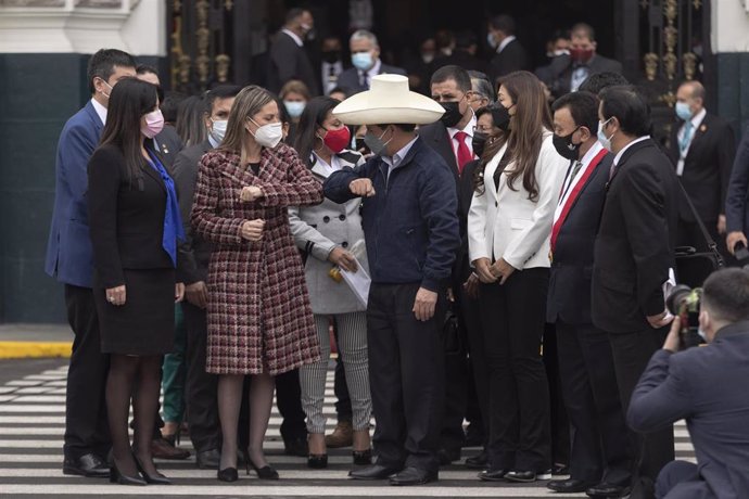 Archivo - La presidenta del Congreso de Perú, María del Carmen Alva, y el presidente peruano, Pedro Castillo.