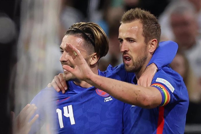 Harry Kane celebra el gol del empate ante Alemania abrazado por su compañero Jack Grealish