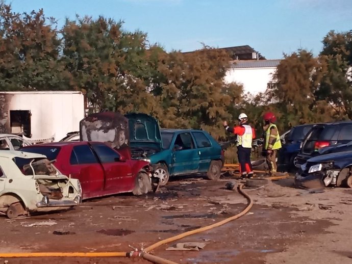 Incendio en una planta de reciclaje de piezas de coches en Murillo