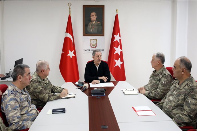 Archivo - El general Hulusi Akar, ministro de Defensa de Turquía, en una reunión con altos mandos militares