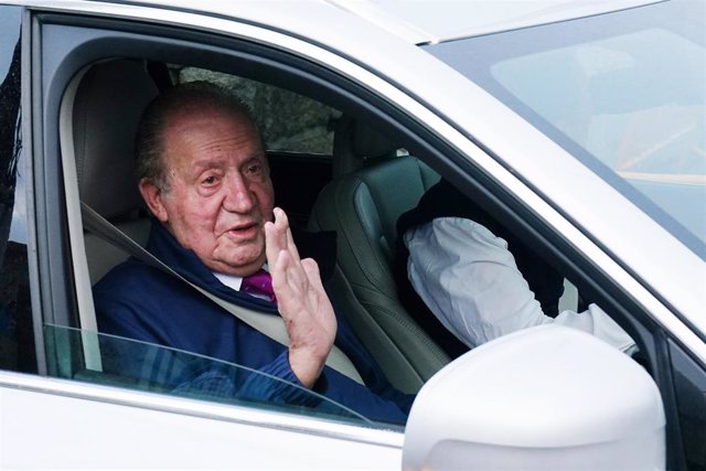 El Rey Emérito Juan Carlos I saluda desde un vehículo a su salida de la casa de Sanxenxo camino de Madrid, a 23 de mayo de 2022, en Sanxenxo, Pontevedra, Galicia (España). 