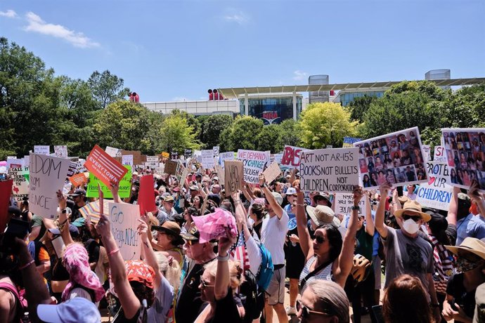 Manifestantes piden medidas de reforma de armas después del tiroteo de Uvalde durante el foro anual de liderazgo de la Asociación Nacional del Rifle (NRA)