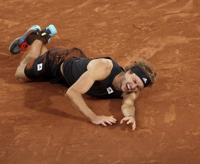 Alexander Zvereve se duelo en el suelo tras lesionarse el tobillo durante las semifinales de Roland Garros 2022