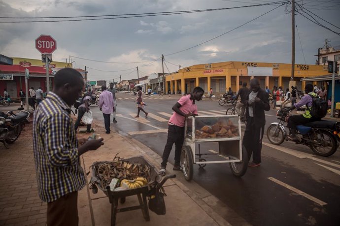 Archivo - 01 April 2020, Uganda, Gulu: Few vendors stand at a street in Gulu. Uganda has imposed night-time curfews and banned all private road traffic with immediate effect to halt the spread of the Coronavirus. Photo: Sally Hayden/SOPA Images via ZUMA