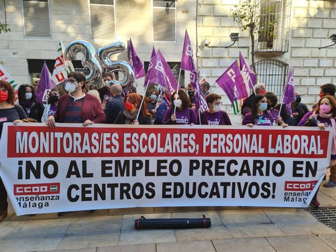 Archivo - Protesta en Málaga para pedir que se contrate a jornada completa a las monitoras escolares, foto de archivo