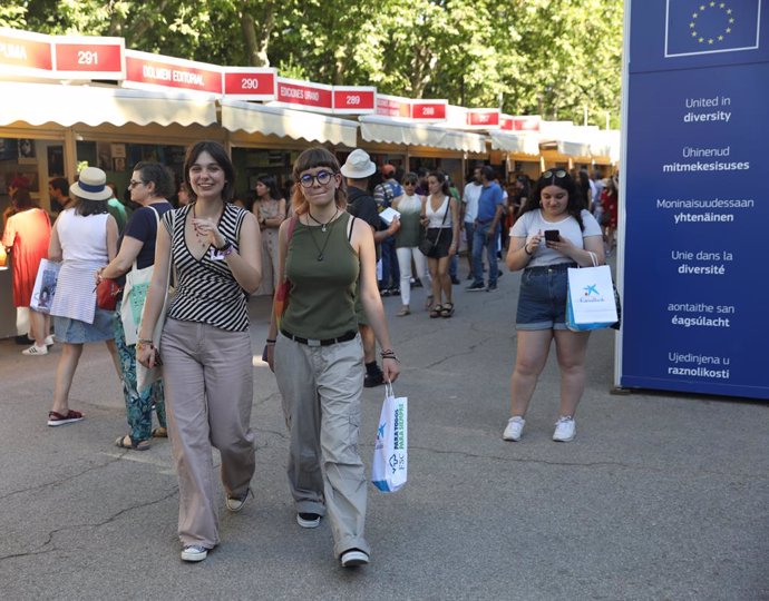 Varias personas en las inmediaciones de la caseta 'Terraza Europa' de la Feria del Libro, donde se ha celebrado el encuentro Literatura, otra forma de hacer Europa, a 3 de junio de 2022, en Madrid (España). Durante este encuentro se llevan a cabo deba