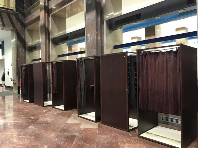 Archivo - Cabinas de votación en el Ayuntamiento de Zaragoza.