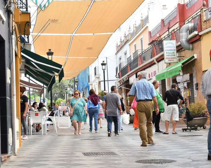 [Sevilla] Ayuntamiento De Tomares: Nota De Prensa Y Foto (El Ayuntamiento De Tomares Instala Los Tradicionales Toldos Para Hacer Frente Al Calor Y Potenciar La Zona Comercial Peatonal)