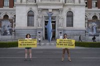 Greenpeace cuelga un tiburón de 5 metros de la puerta del Ministerio de Pesca para denunciar las capturas descontroladas