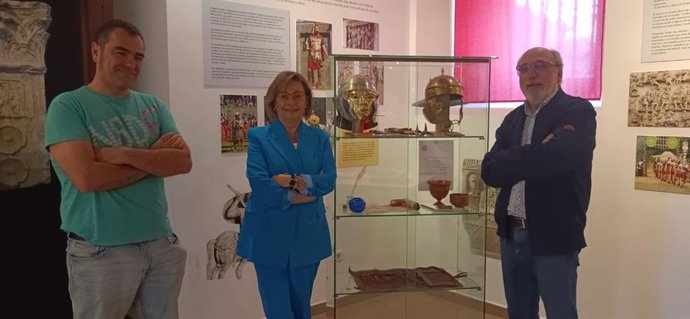 La concejal de Acción y Promoción Cultural del Ayuntamiento de León, Evelia Fernández, -en el centro- en la inauguración de la muestra 'Vita Romana'.