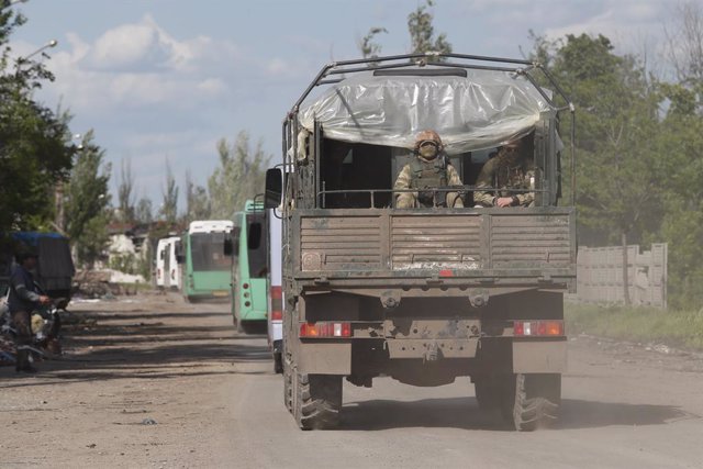 Vehicles que transporten membres de les forces ucraïneses.