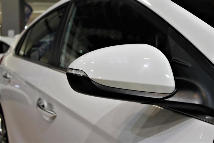 Archivo - El retrovisor de uno de los vehículos expuesto en Fecirauto, la feria de automóviles más grande e importante de provincia, en el Pabellón Ferial de Ciudad Real, a 11 de noviembre de 2021, en Ciudad Real, Castilla La-Mancha (España). El Pabelló