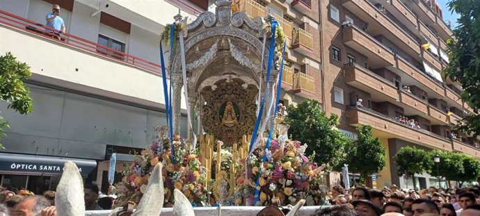 Simpecado de la Hermandad de Huelva.