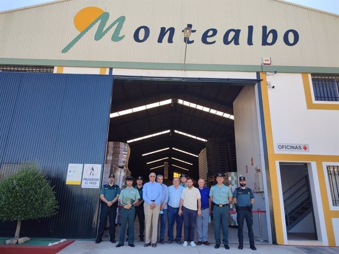 Empresarios del sector del ajo y mandos de la Guardia Civil de Córdoba ante las instalaciones de la empresa Montealbo.