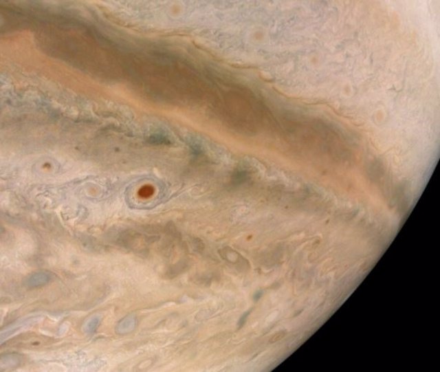 Archivo - Imagen de la nave Juno en su sobrevuelo 36 de Júpiter
