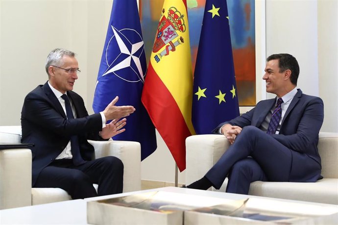 El presidente del Gobierno, Pedro Sánchez, y el secretario general de la OTAN, Jens Stoltenberg, durante un encuentro en el Palacio de la Moncloa.