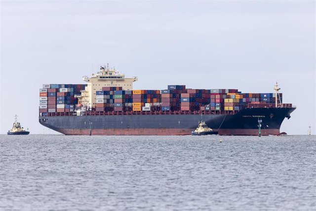 Archivo - A cargo ship carrying containers is seen approaching the Victoria International Container Terminal in Melbourne, Monday, October 4, 2021. Melbourne has become the most locked down city in the world, surpassing the 245-day record set by Argentina