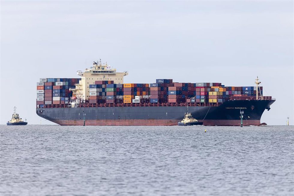 Archivo - A cargo ship carrying containers is seen approaching the Victoria International Container Terminal in Melbourne, Monday, October 4, 2021. Melbourne has become the most locked down city in the world, surpassing the 245-day record set by Argenti