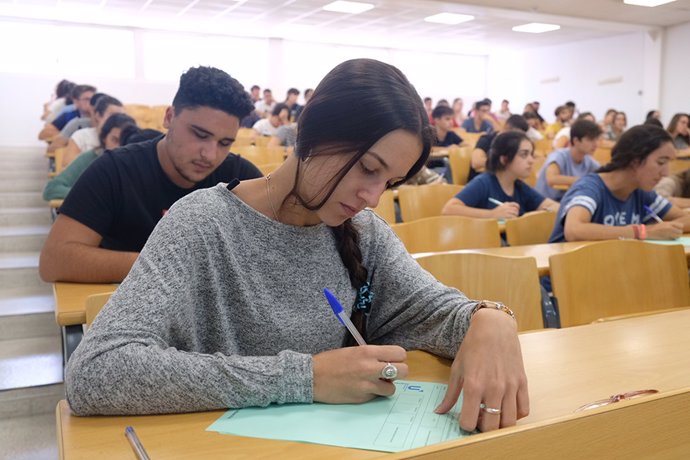 Archivo - Estudiantes se examinan en una convocatoria de la antigua Selectividad, en foto de archivo.