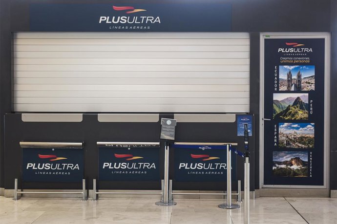 Archivo - Un stand de la aerolínea Plus Ultra, en el aeropuerto de Madrid.